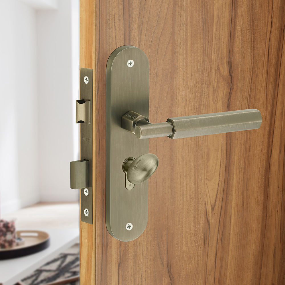 IPSA Bolt Moderna Handle Series on 8" Plate CYS Lockset with 60mm Coin and Knob - Matte Antique Finish MAB