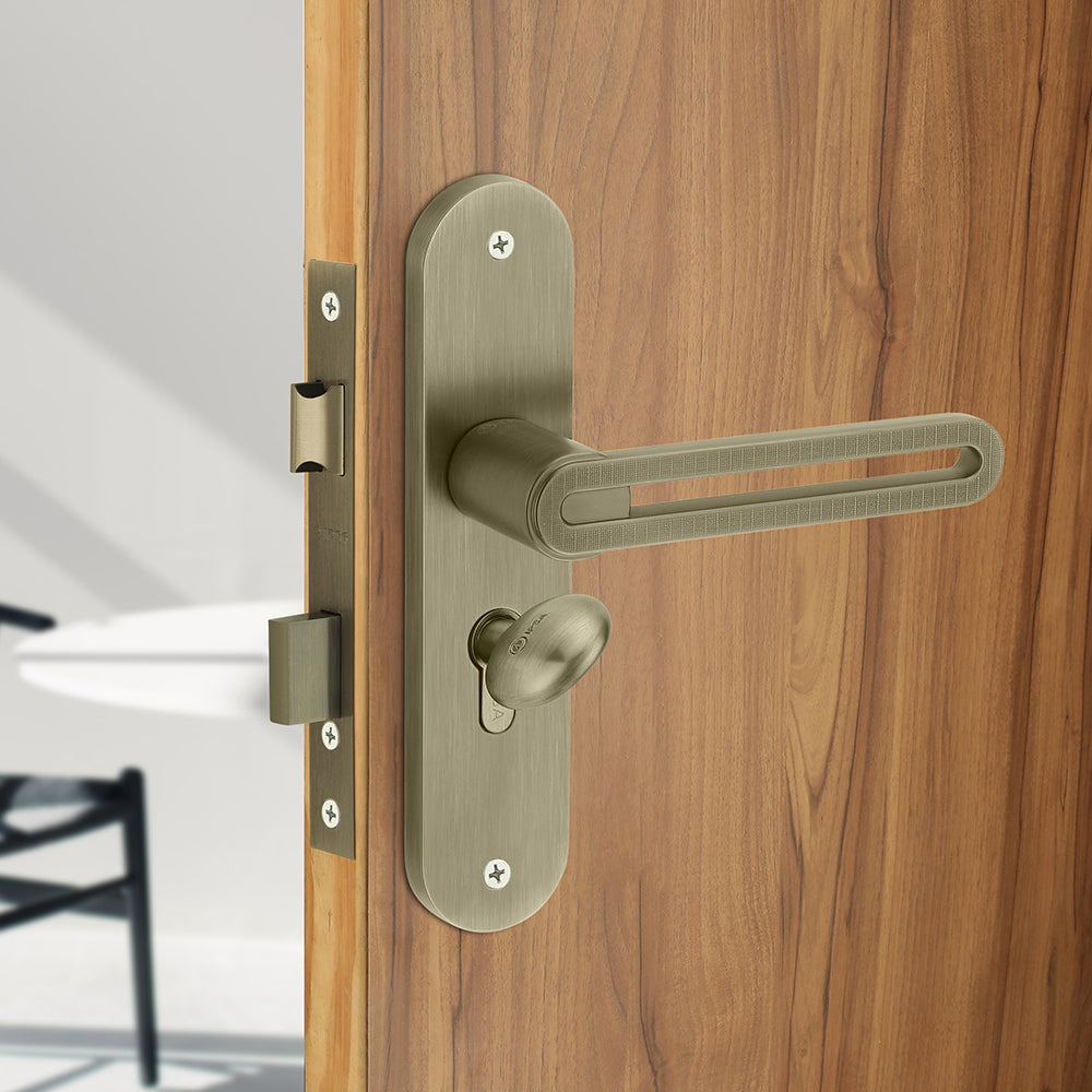 IPSA Curve Moderna Handle Series on 8" Plate CYS Lockset with 60mm Coin and Knob - Matte Antique Finish MAB
